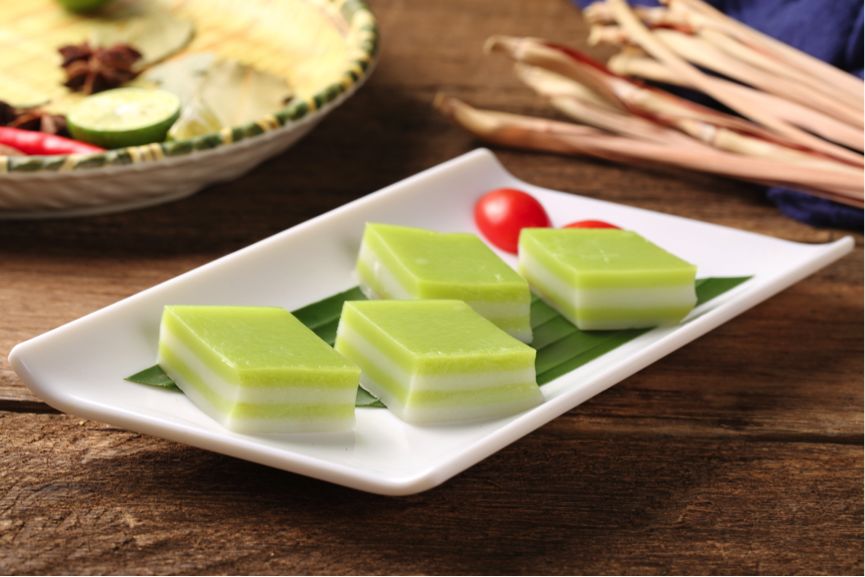 香兰糕是越南的传统糕点咬下去口感q弹将新鲜的香兰叶榨汁加入其中