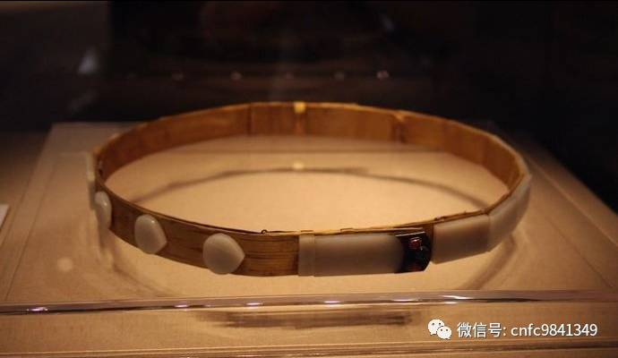 玉革带革带是系于袍最外的一种代表身份地位的饰物,以玉带最为珍贵