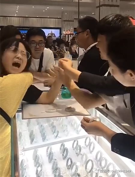 试戴翡翠手镯痛到变形？三点教你如何买到“对”的！