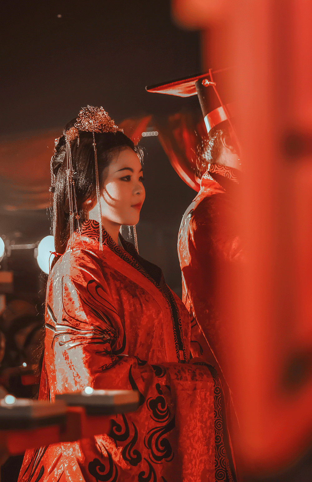 言念君子,玄衣纁裳.新婿邀新妇登台入礼!