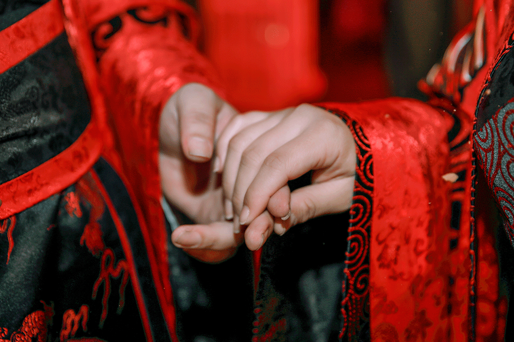 执手礼成  婚礼礼成!祝新人鸾凤和鸣,枝兰永茂,英郎佳人执手而. .