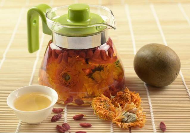 罗汉果1个(压碎),菊花15克,普洱茶5克,混匀,每次取5克,放入杯中