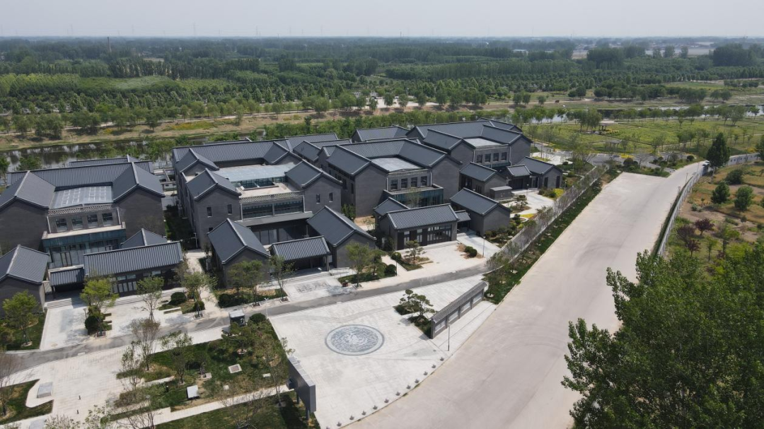 地址:山东省菏泽市牡丹区临商路和国花大道交界处,李荣海美术馆瘟临