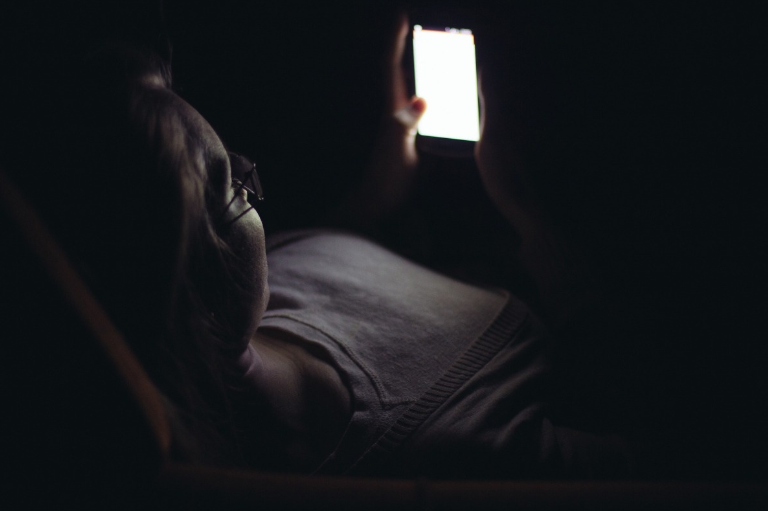 还在熬夜的你，牙齿可还好？