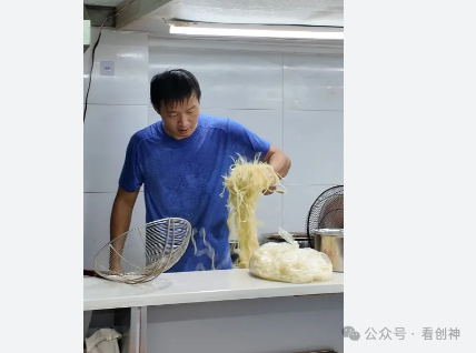 <strong>面馆老板凌晨4点做面 晚上踢汉超就像他精心烹制的牛肉面一样，</strong>