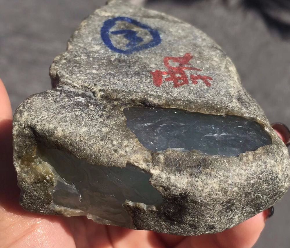 高价入手的莫西沙开窗料，一刀切出来高冰翡翠！