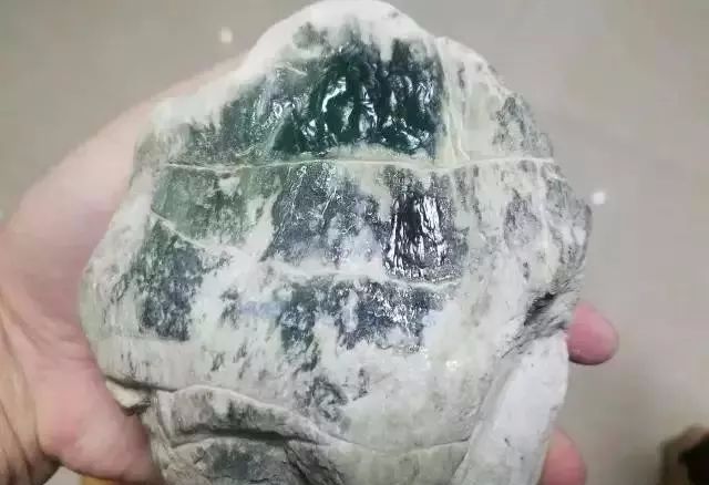 多裂变种的木那翡翠原石，几刀切出一堆冰种满绿牌子，涨大了！