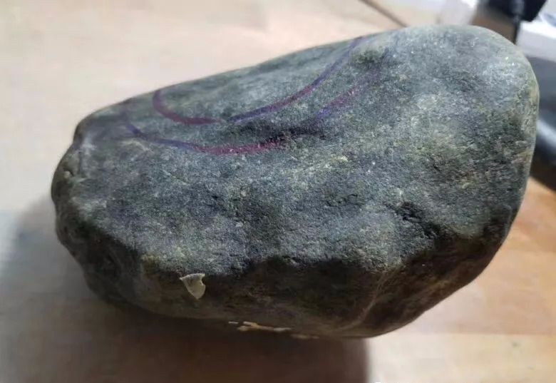 美女经不起诱惑3680买块翡翠赌石，连切3刀，刀刀切涨！