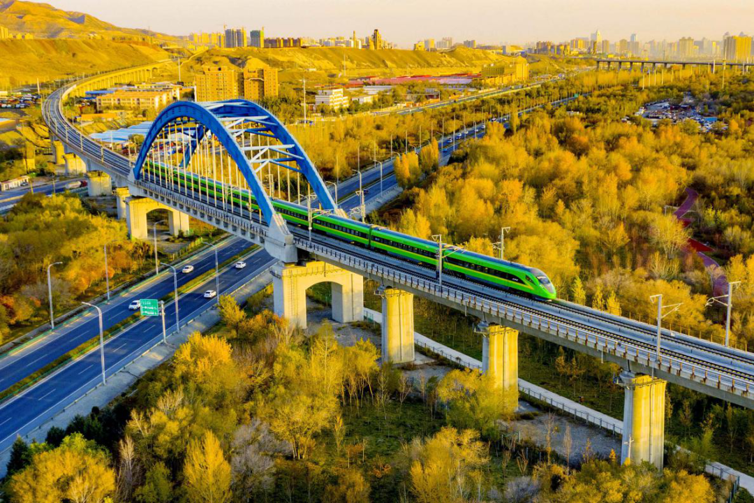 中国标准动车组"复兴号"是我国具有完全自主知识产权,达到世界先进