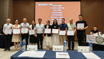 惠州市第三人民医院儿科负责人蓝惠荃（左六）代表领奖