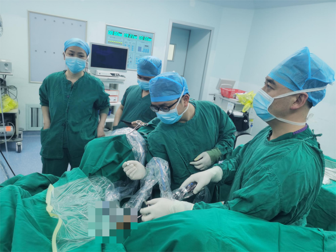 岳峰主任通过输送系统把支架植入患者体内 