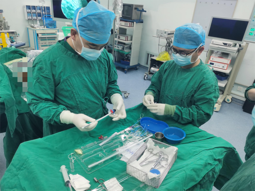 岳峰主任在组装支架及输送系统