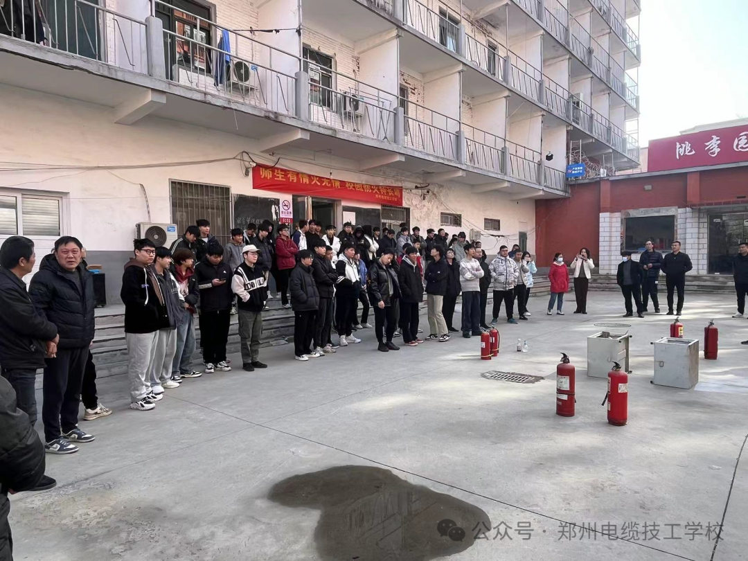 学校开展消防器材实操演练活动，筑牢消防安全“防火墙”