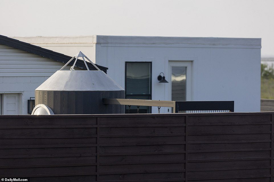 马斯克「陋室铭」：5万美元暗藏黑科技，紧挨SpaceX火箭基地
