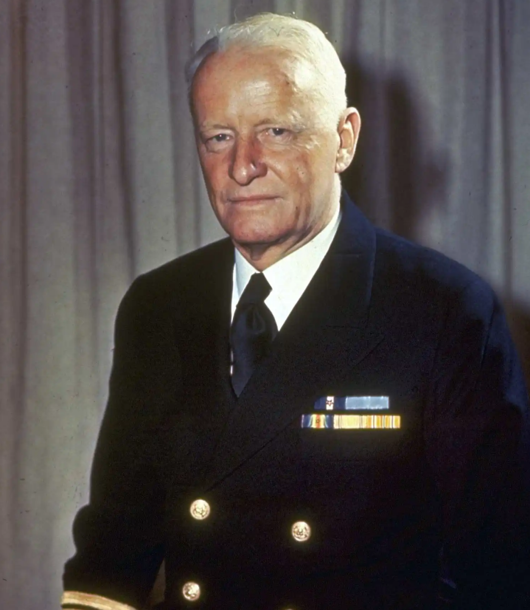 切斯特·尼米兹,这位以其海战指挥才能著称的美国海军将领,名字永远与