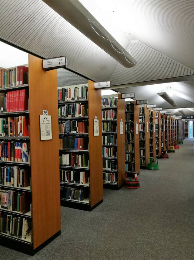 图书馆内部--借阅书架