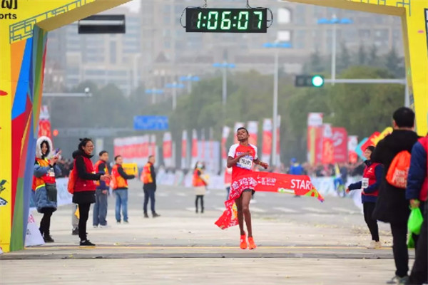 老相食助力金鸡湖马拉松