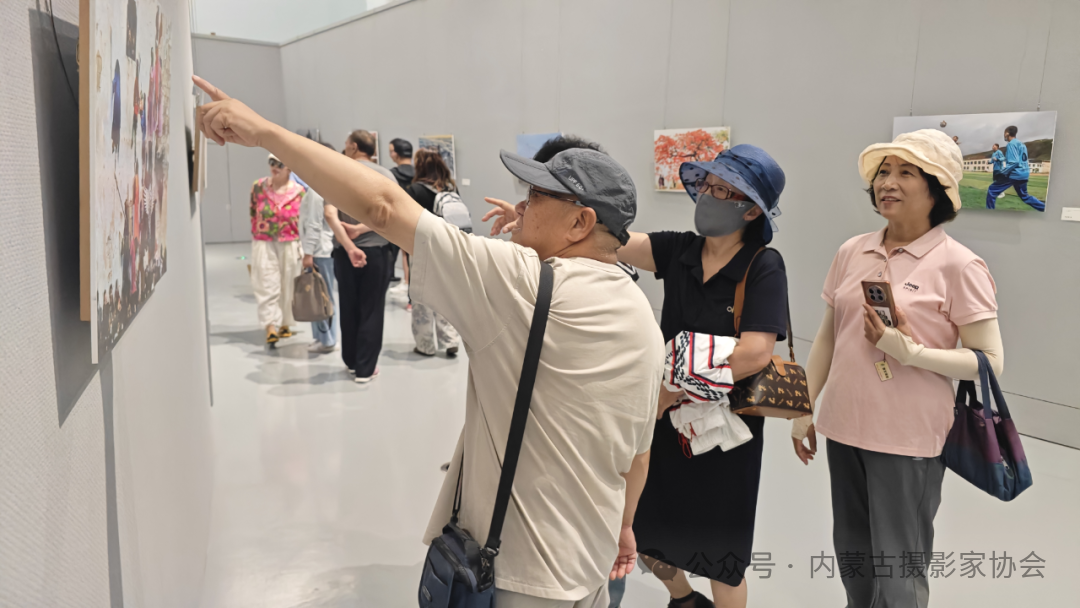 新时代全国摄影精品巡展走进呼和浩特 第4张