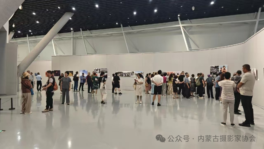 新时代全国摄影精品巡展走进呼和浩特 第3张