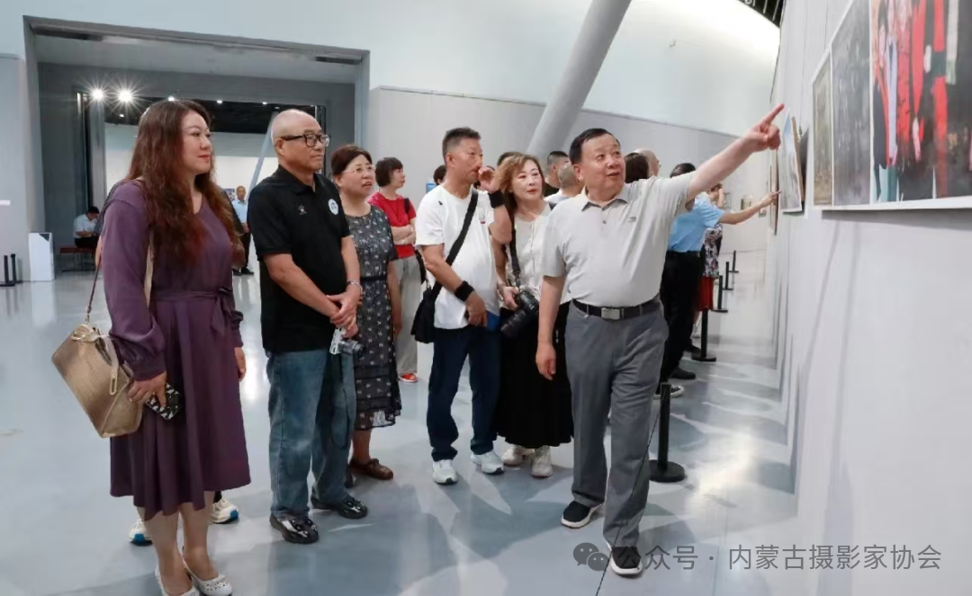 新时代全国摄影精品巡展走进呼和浩特 第2张