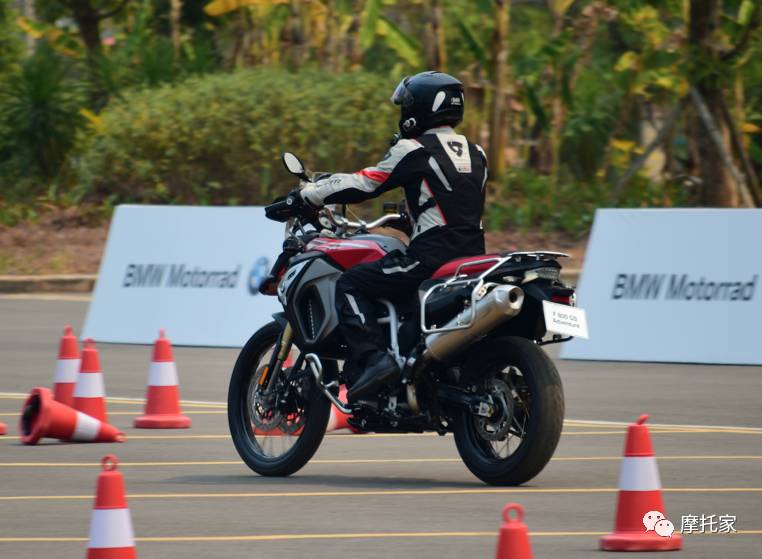 它拥有 舒服的坐姿 宽阔的车把 顺滑的动力 完善的电子设备 舒服的