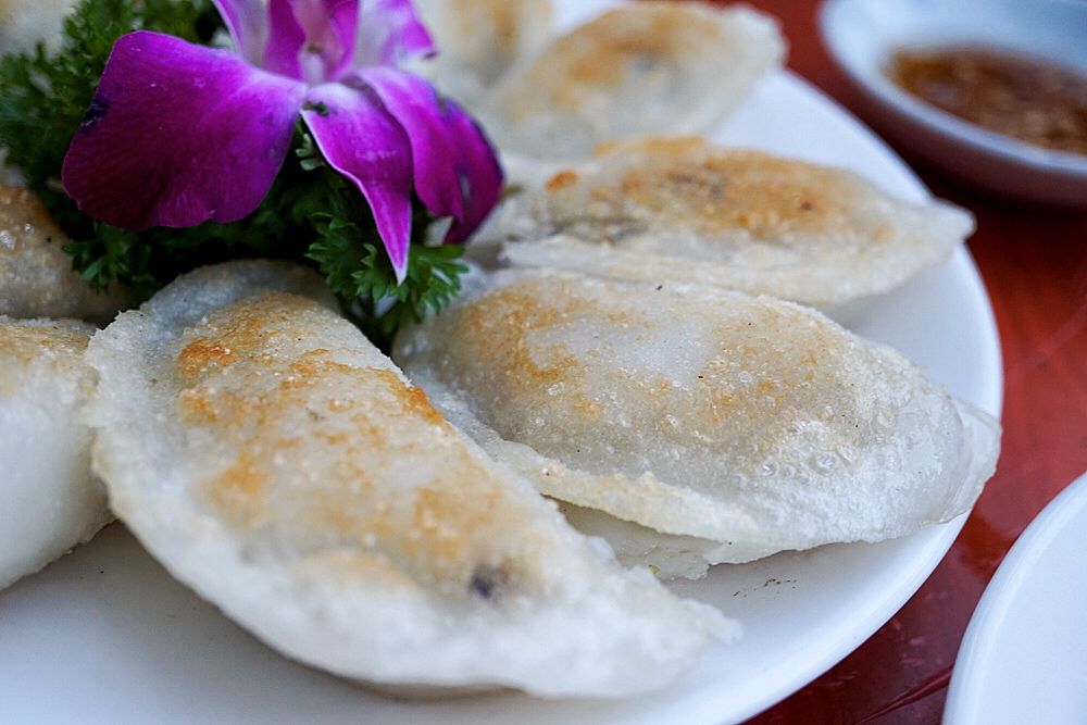 一般是上笼蒸熟,这家的老板将笋粿在油里略微炸了下,香.