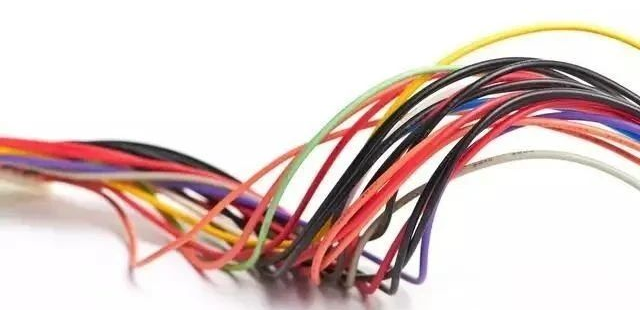 火线接通后，用地线代替零线，可行吗？的图1