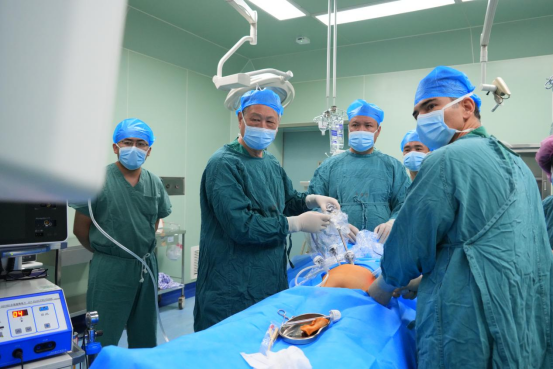 实施广东名医进疆工程，图为南方医科大学珠江医院泌尿外科学科带头人刘春晓来院开展机器人手术。