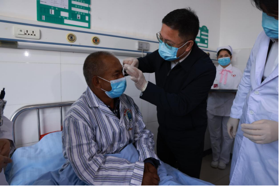 实施“粤新光明行”，接受免费白内障手术的第1000例患者揭开纱布。