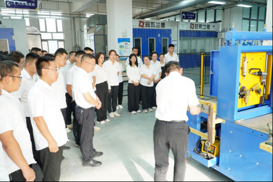 喀什技师学院的多功能钣金基础实训台设备，聚焦汽车钣金领域核心技能培养，帮助学院师生扎实掌握行业技能。