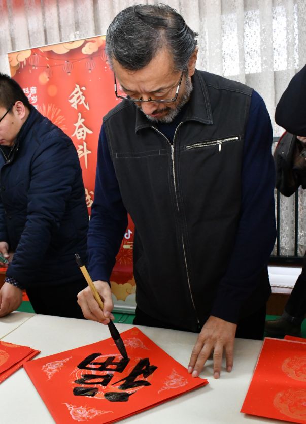 “送万福、进万家”书法公益活动走进北京站 “送万福、进万家”书法公益活动走进北京站
