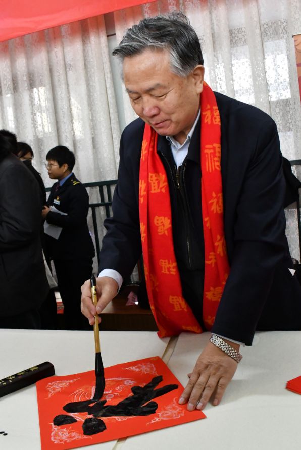 “送万福、进万家”书法公益活动走进北京站 “送万福、进万家”书法公益活动走进北京站