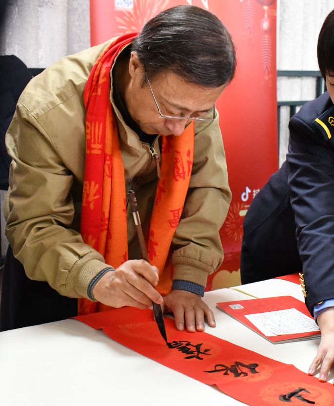 “送万福、进万家”书法公益活动走进北京站 “送万福、进万家”书法公益活动走进北京站