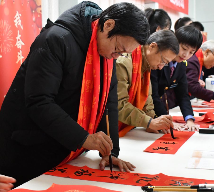 “送万福、进万家”书法公益活动走进北京站 “送万福、进万家”书法公益活动走进北京站