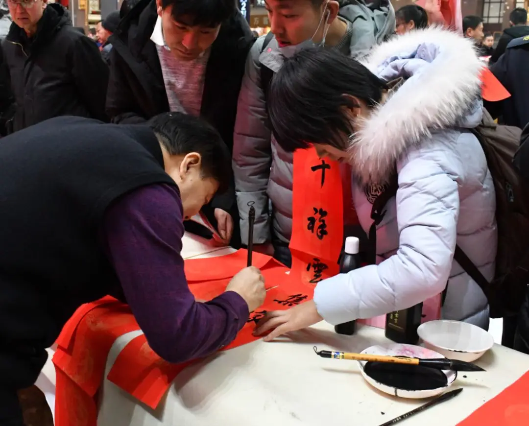 “送万福、进万家”书法公益活动走进北京站 “送万福、进万家”书法公益活动走进北京站
