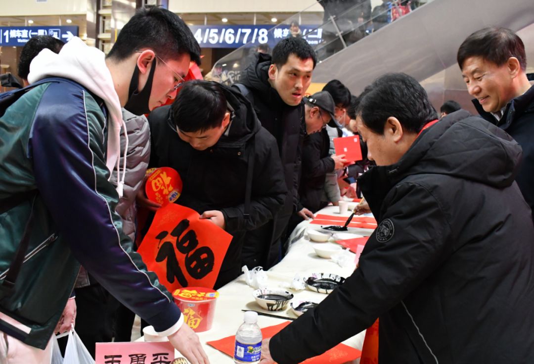 “送万福、进万家”书法公益活动走进北京站 “送万福、进万家”书法公益活动走进北京站