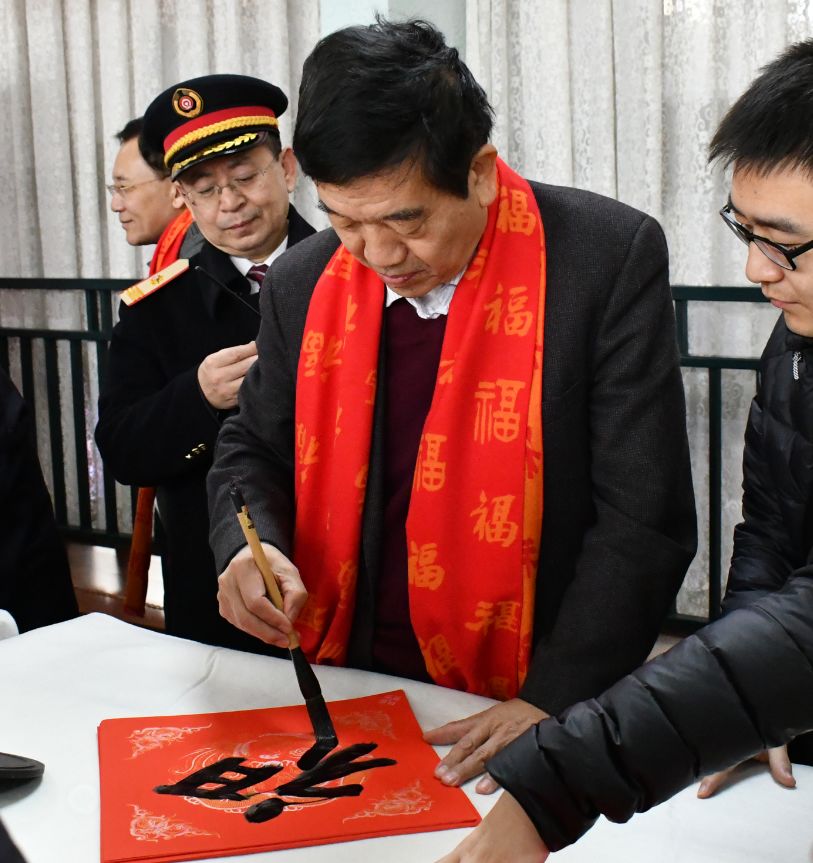“送万福、进万家”书法公益活动走进北京站 “送万福、进万家”书法公益活动走进北京站