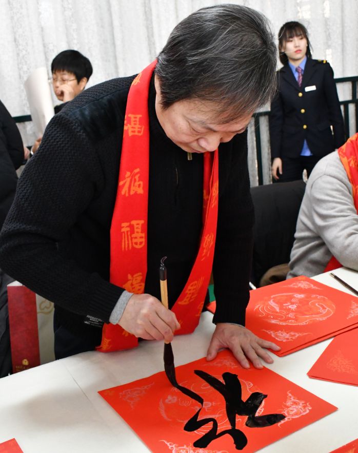 “送万福、进万家”书法公益活动走进北京站 “送万福、进万家”书法公益活动走进北京站