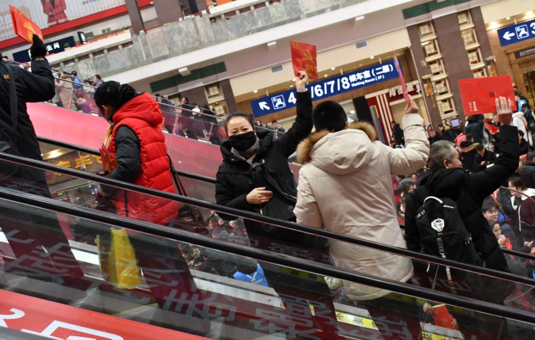 “送万福、进万家”书法公益活动走进北京站 “送万福、进万家”书法公益活动走进北京站