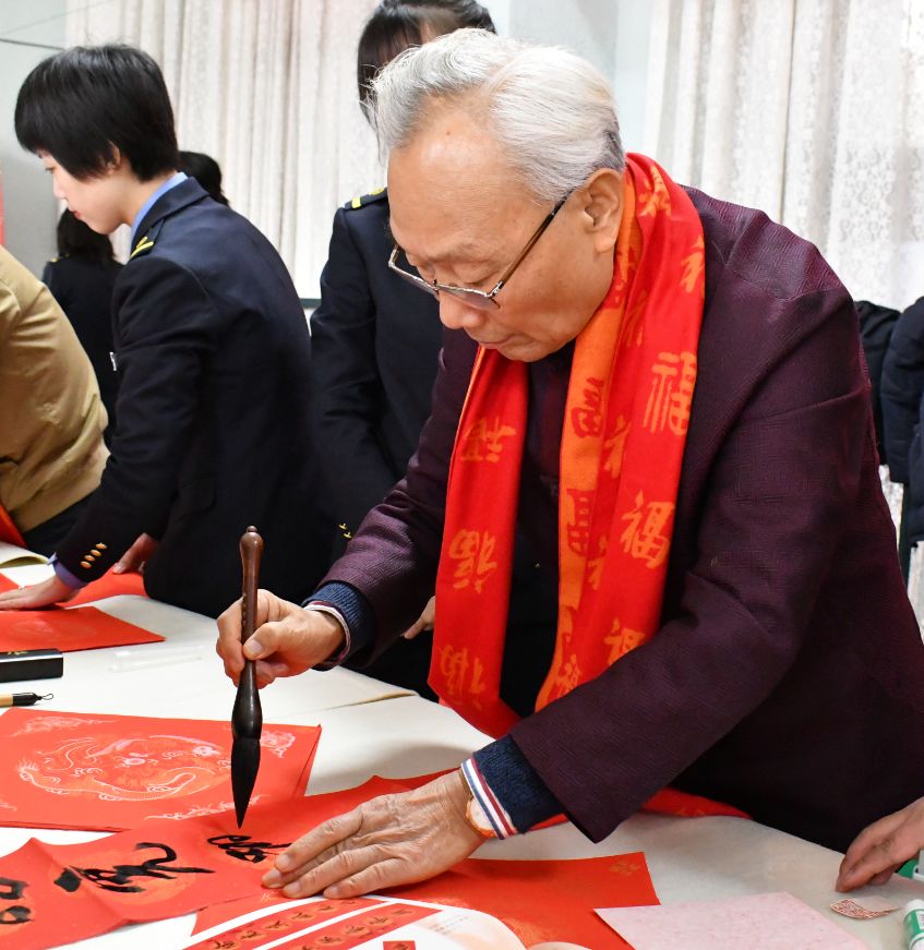 “送万福、进万家”书法公益活动走进北京站 “送万福、进万家”书法公益活动走进北京站