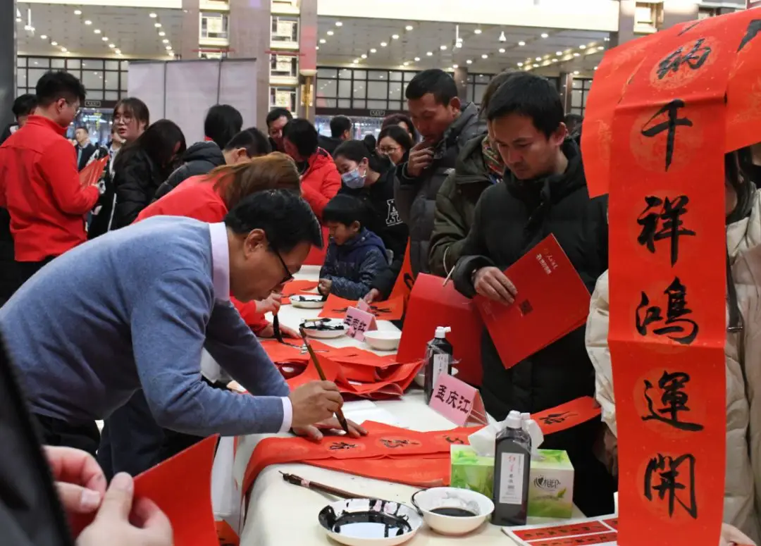 “送万福、进万家”书法公益活动走进北京站 “送万福、进万家”书法公益活动走进北京站