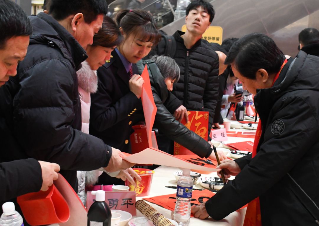 “送万福、进万家”书法公益活动走进北京站 “送万福、进万家”书法公益活动走进北京站