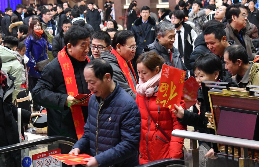 “送万福、进万家”书法公益活动走进北京站 “送万福、进万家”书法公益活动走进北京站