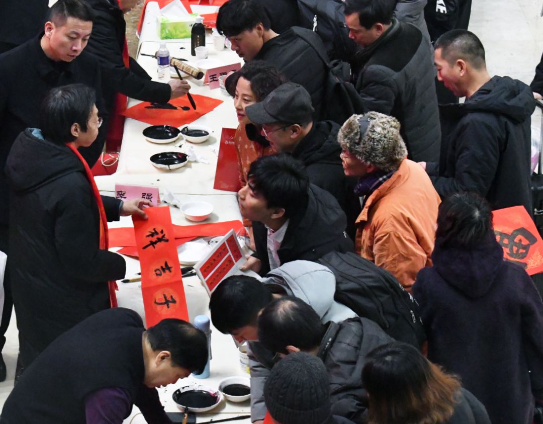 “送万福、进万家”书法公益活动走进北京站 “送万福、进万家”书法公益活动走进北京站