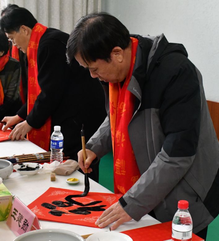 “送万福、进万家”书法公益活动走进北京站 “送万福、进万家”书法公益活动走进北京站
