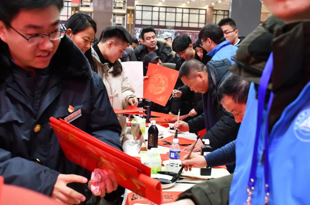 “送万福、进万家”书法公益活动走进北京站 “送万福、进万家”书法公益活动走进北京站