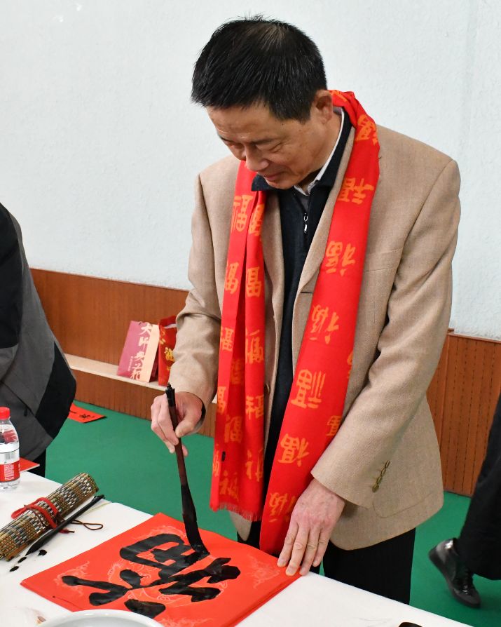 “送万福、进万家”书法公益活动走进北京站 “送万福、进万家”书法公益活动走进北京站