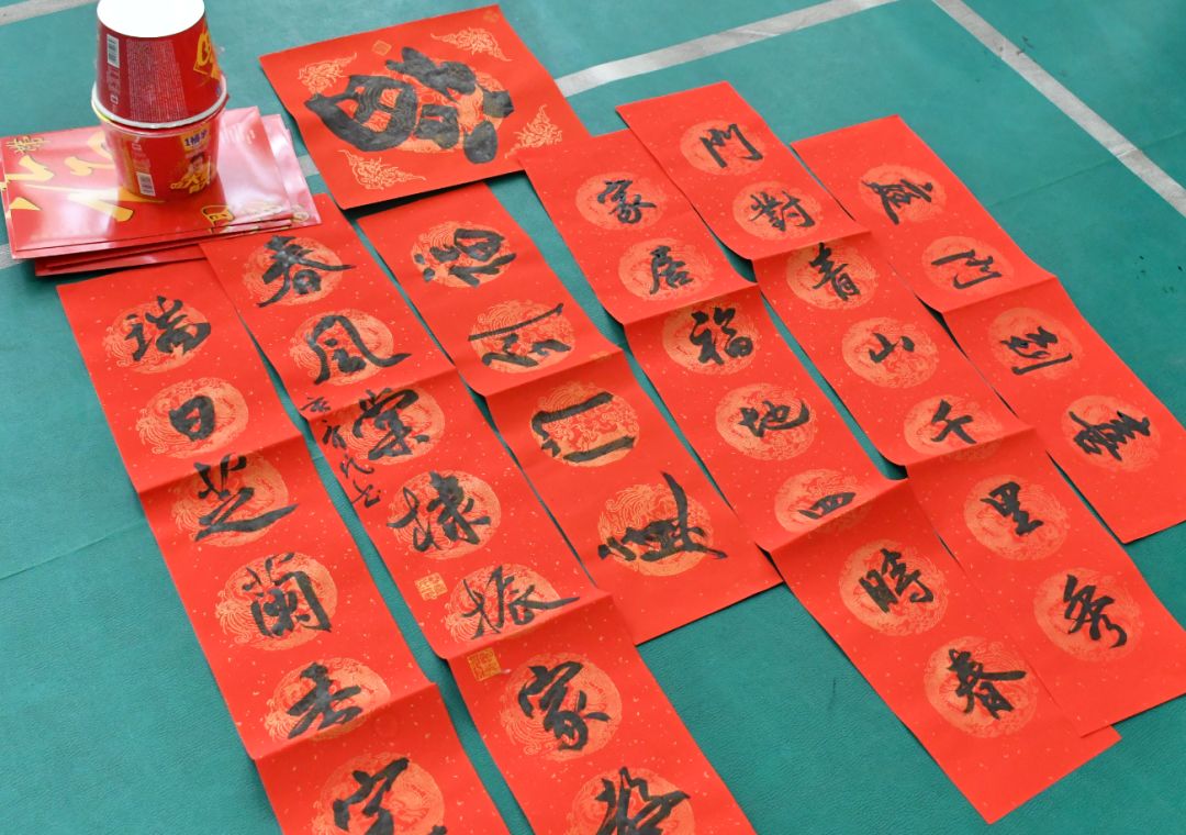 “送万福、进万家”书法公益活动走进北京站 “送万福、进万家”书法公益活动走进北京站
