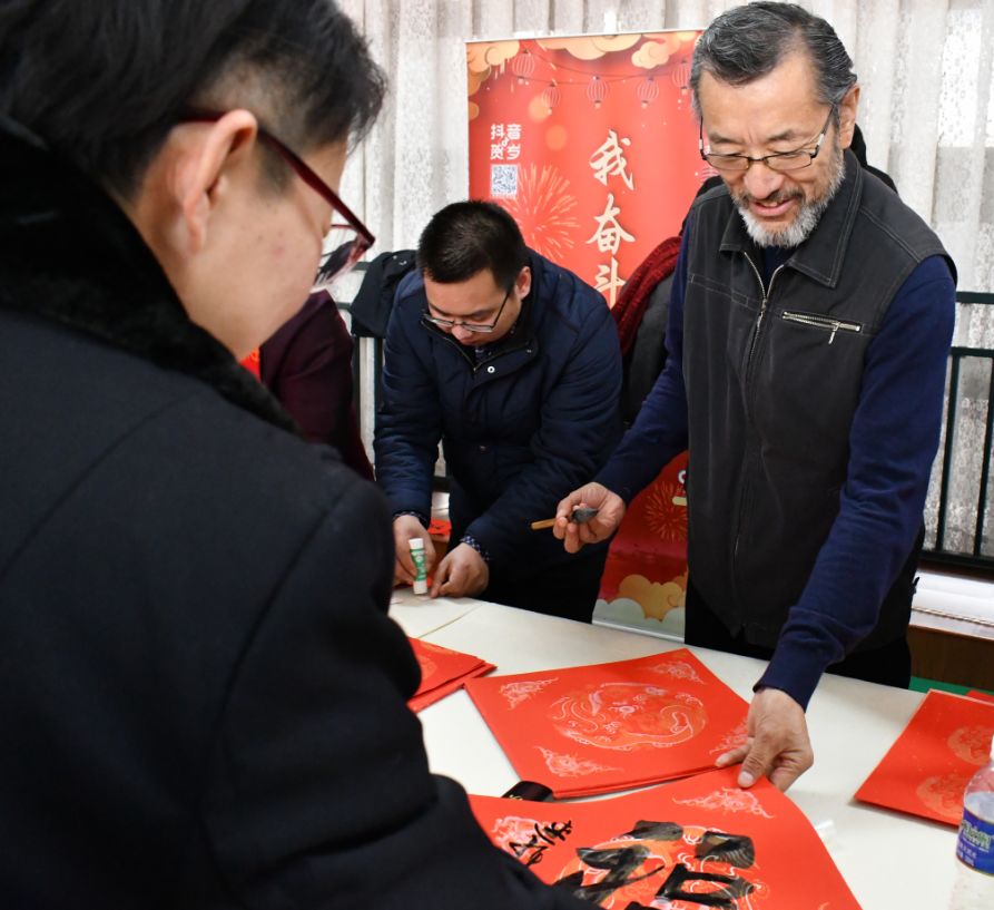 “送万福、进万家”书法公益活动走进北京站 “送万福、进万家”书法公益活动走进北京站