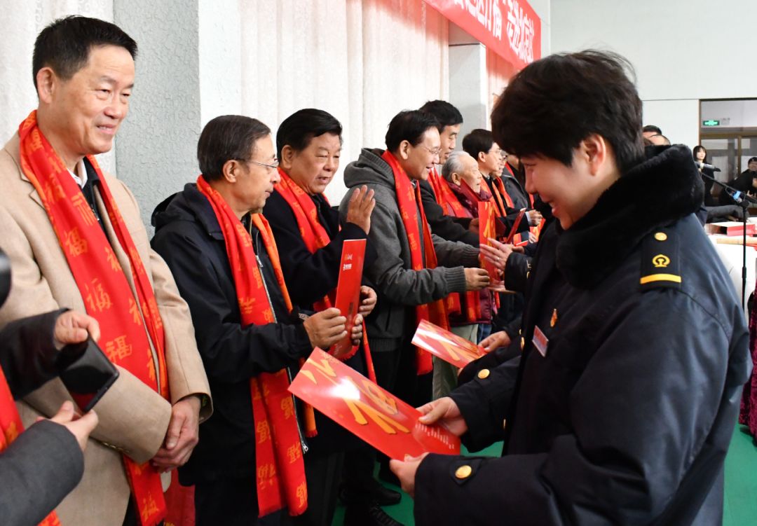“送万福、进万家”书法公益活动走进北京站 “送万福、进万家”书法公益活动走进北京站